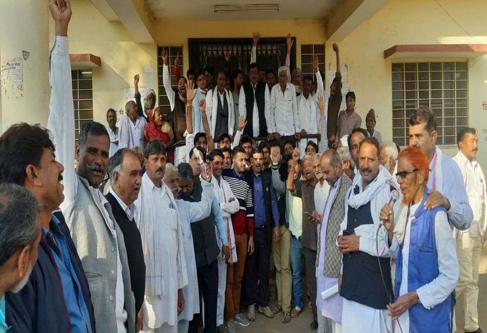 कार्यालय में नहीं मिला कोई अधिकारी तो ठोका ताला