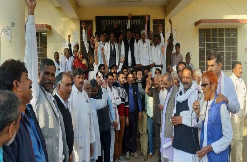 कार्यालय में नहीं मिला कोई अधिकारी तो ठोका ताला कार्यालय में नहीं मिला कोई अधिकारी तो ठोका ताला