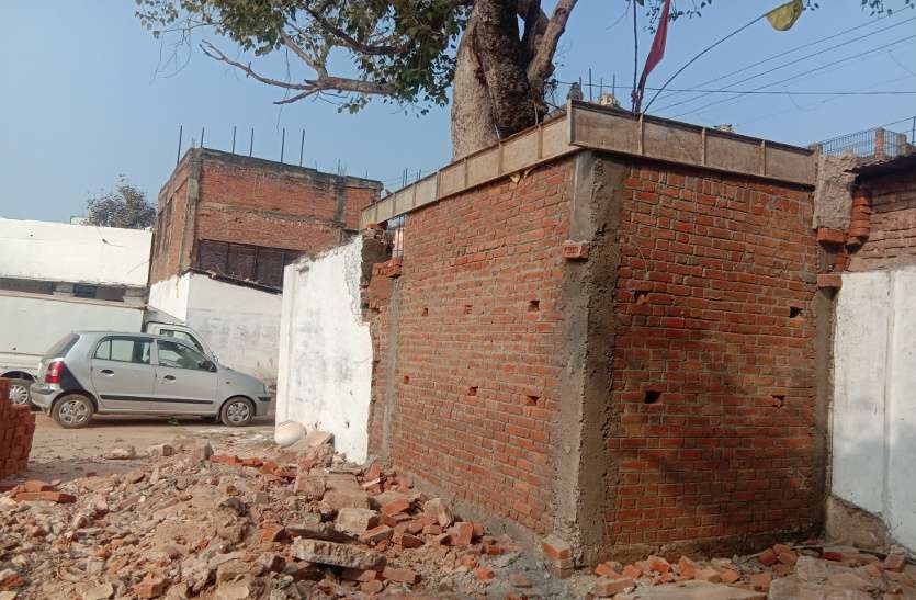 Encroachment in Sadhuram Higher Secondary School स्कूल की जमीन पर दबंग ने कर लिया दुकान का निर्माण, नगर निगम के अधिकारी बगैर कार्रवाई लौटे