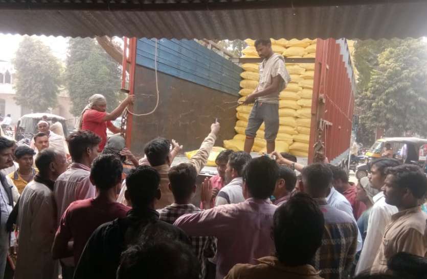 निजी दुकानों पर यूरिया के लिए लंबी कतारें, वितरण केंद्र पर लटका ताला निजी दुकानों पर यूरिया के लिए लंबी कतारें, वितरण केंद्र पर लटका ताला