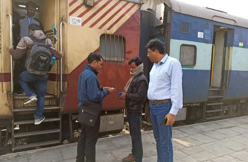Railway officials interrogating passengers 15 यात्री ट्रेन में 277 यात्री अनाधिकृत यात्रा करते मिले, 1 लाख 76 हजार जुर्माना