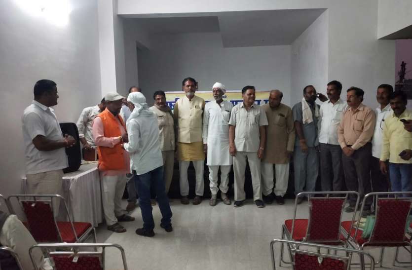 Discussions were made on resolving various problems including cane price, debt waiver गन्ने का बाजिब दाम,कर्ज माफी सहित विभिन्न समस्याओं के निराकरण पर हुई चर्चा