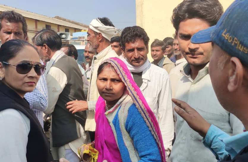 बाहर बोर्ड लगा था यूरिया खाद नहीं, अंदर भरपूर था स्टॉक बाहर बोर्ड लगा था यूरिया खाद नहीं, अंदर भरपूर था स्टॉक