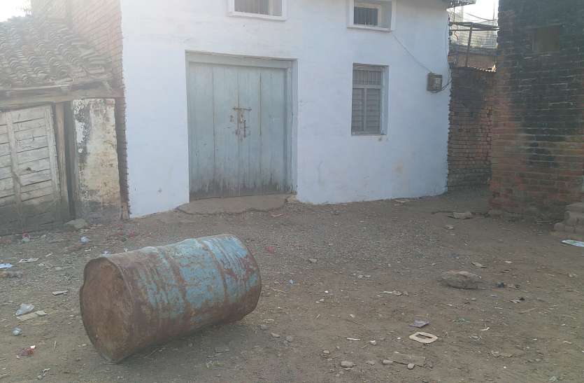 अधिकारियों को नहीं दिखती राशन दुकानें,हटा नगर की राशन दुकानों में नहीं लगे बोर्ड अधिकारियों को नहीं दिखती राशन दुकानें,हटा नगर की राशन दुकानों में नहीं लगे बोर्ड