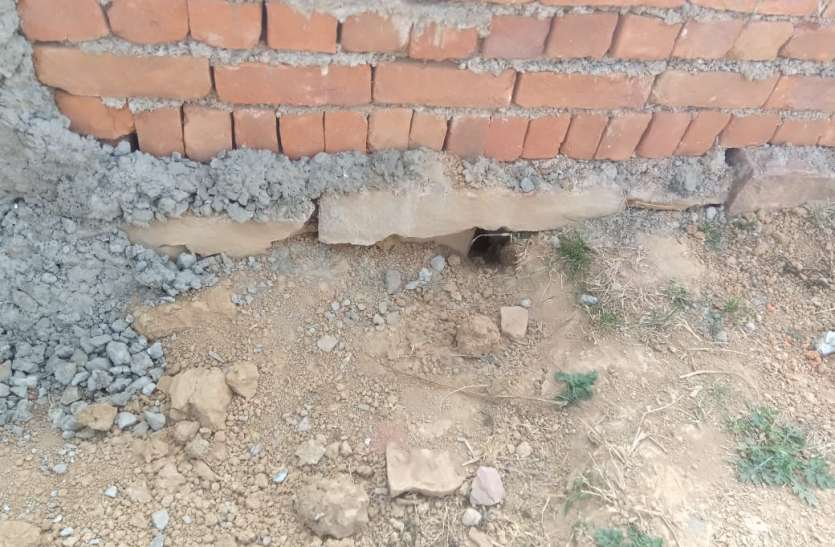 14 लाख के पंचायत भवन निर्माण में गुणवत्ता की अनदेखी 14 लाख के पंचायत भवन निर्माण में गुणवत्ता की अनदेखी