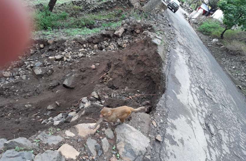 Malar began to break down the weak rocks of Kirr Ghat किरर घाट की कमजोर चट्टानों का टूटने लगा मलवा