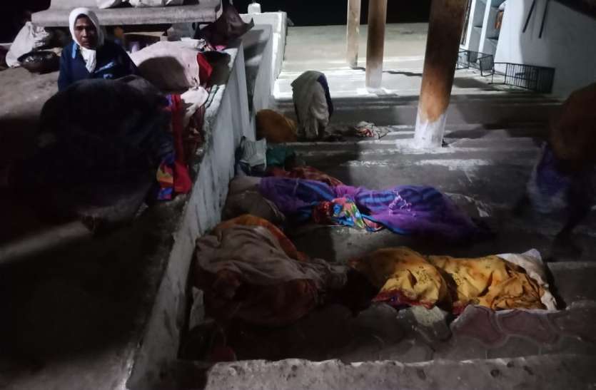 सर्द रातों के बीच खुलें में बीतती है रातें सर्द रातों के बीच खुलें में बीतती है रातें