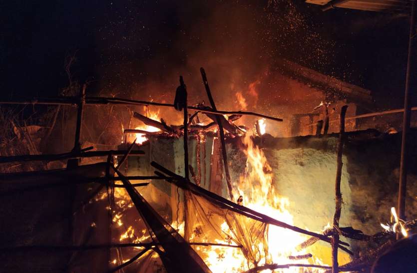 घर को बुझाने गांव में नहीं मिला पानी, दमकल ने भी दिया धोखा घर को बुझाने गांव में नहीं मिला पानी, दमकल ने भी दिया धोखा