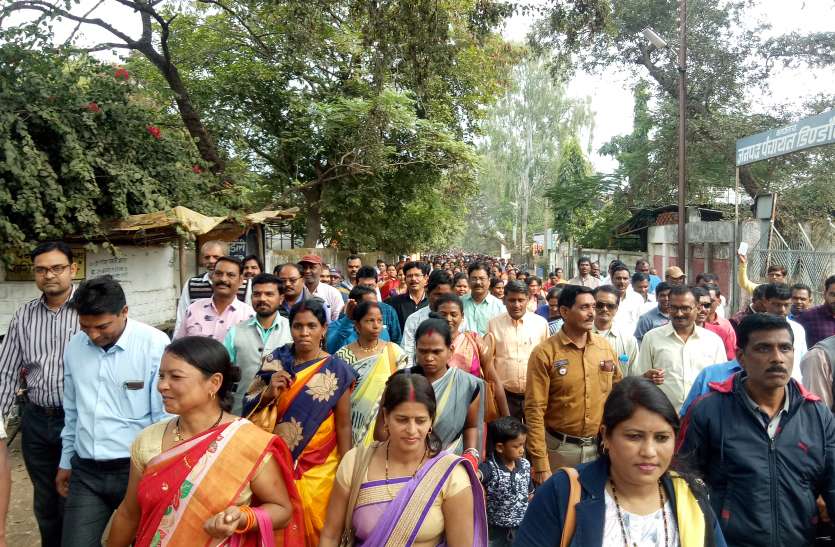 शिक्षकों को डेढ साल से मिल रहा आश्वासन शिक्षकों को डेढ साल से मिल रहा आश्वासन