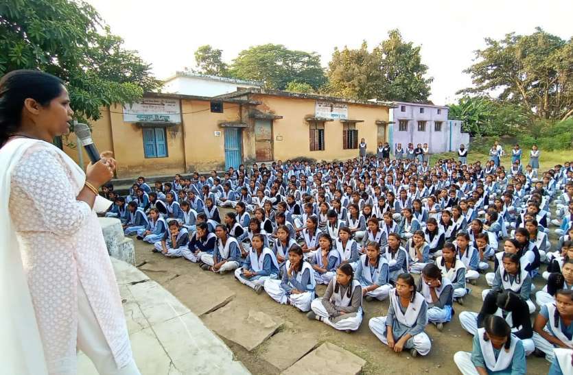छात्राओं को बताया निडर होकर करें मनचलों का सामना छात्राओं को बताया निडर होकर करें मनचलों का सामना