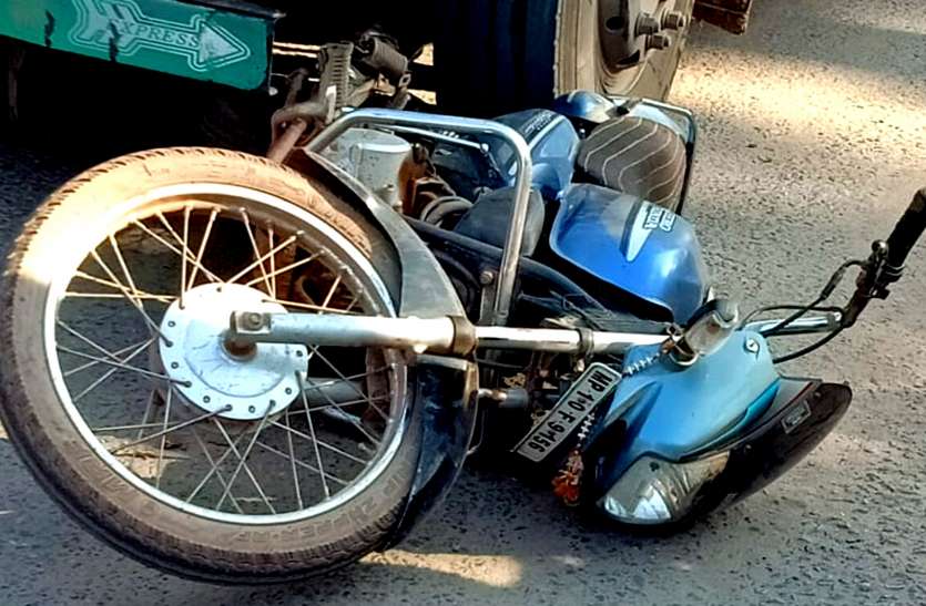 ट्रक ने बाइक कुचली, हाईवे पर लगा जाम ट्रक ने बाइक कुचली, हाईवे पर लगा जाम