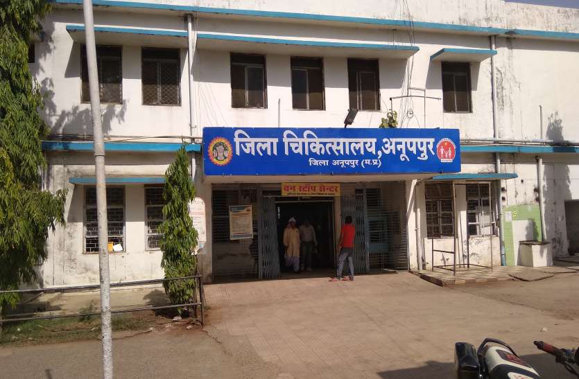 High speed uncontrolled truck enters shop, mother dies after crushing तेज रफ्तार अनियंत्रित ट्रक दुकान में घुसा, मासूम की कुचलने से मौत मां गम्भीर