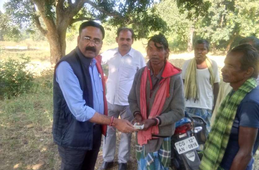 लोकेशन ट्रेस करते हुए पीछा करती रही टीम, उधर आगे चल रहे हाथी ने महिला को कुचल मार डाला... लोकेशन ट्रेस करते हुए पीछा करती रही टीम, उधर आगे चल रहे हाथी ने महिला को कुचल मार डाला...