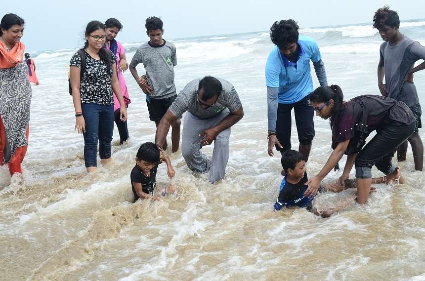 विश्व दिव्यांग दिवस : दिव्यांगों ने की मरीना बीच की सैर