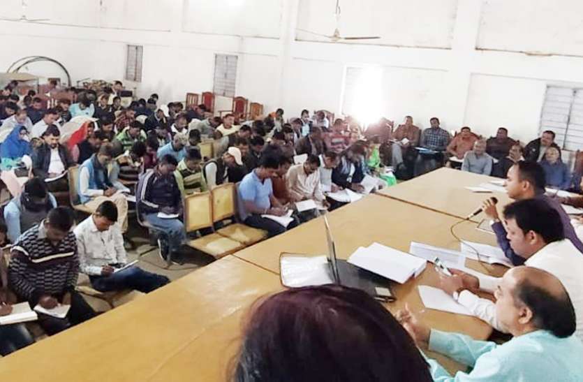 Major action against singrauli collector on two dozen secretarie कार्य में लापरवाही पर भडक़े कलेक्टर, दो दर्जन सचिवों व रोजगार सहायकों पर बड़ी कार्रवाई