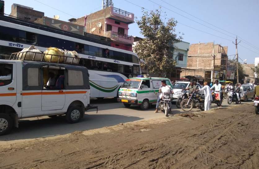 जाम सिंगल साइड सड़क पर बस में खत्म हुआ डीजल तो थम गए वाहनों के पहिए