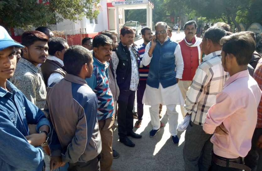 पैसे दोगुना करने का लालच देकर आदिवासियों से ऐंठे पैसे, मामला दर्ज पैसे दोगुना करने का लालच देकर आदिवासियों से ऐंठे पैसे, मामला दर्ज