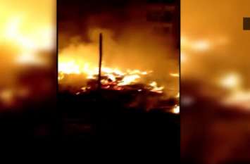massive fire in slum area many shanties burned and 1 lady died noida गांव के पास देर रात झुग्गियों में लगी भीषण आग, एक महिला की जलकर हुई मौत- देखें वीडियो