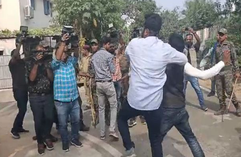 बढ़ती रेप की घटनाओं को लेकर फूटा कांग्रेसियों का गुस्सा, गृह राज्यमंत्री के आवास पर फेंके अंडे बढ़ती रेप की घटनाओं को लेकर फूटा कांग्रेसियों का गुस्सा, गृह राज्यमंत्री के आवास पर फेंके अंडे
