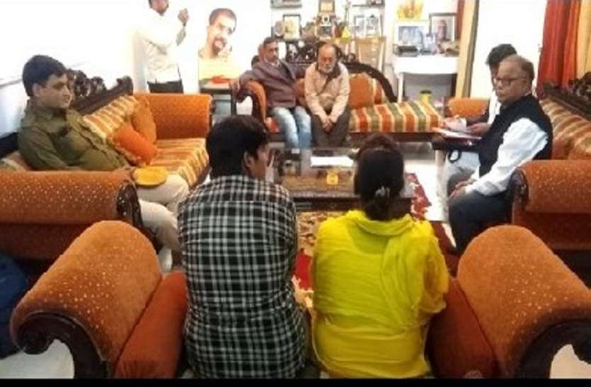 मारने की धमकी से परेशान परिजन बेटी को बना रहे थे बालिका वधु ,चाइल्ड लाइन की मदद से रुका विवाह मारने की धमकी से परेशान परिजन बेटी को बना रहे थे बालिका वधु ,चाइल्ड लाइन की मदद से रुका विवाह