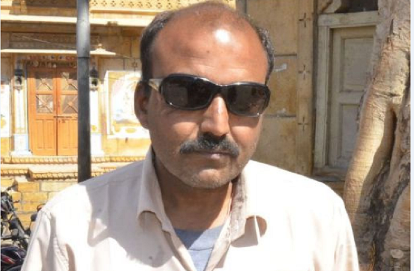 Jhabarsingh made life for service to society After being blind जिंदगी की तकलीफों का मुस्कुराते हुए सामना करने की सीख दे रहा नेत्रहीन झबरसिंह