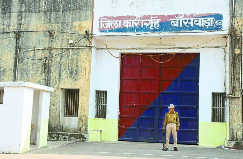 बांसवाड़ा कारागार से कुख्यात अपराधियों को भेजा अजमेर जेल, रिमांड के दौरान जेल में मोबाइल पहुंचाने वालों के नाम उगले बांसवाड़ा कारागार से कुख्यात अपराधियों को भेजा अजमेर जेल, रिमांड के दौरान जेल में मोबाइल पहुंचाने वालों के नाम उगले