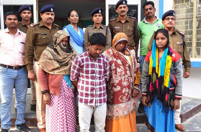Police arrested mother, daughter and broker आधी रात जब जागा दुल्हा तो दुल्हन थी गायब, गहनों के साथ हुई रफुचक्कर