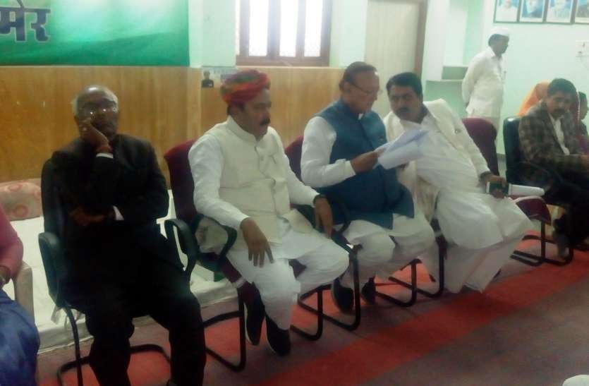 bd kalla meeting in jaisalmer देश बचाओ रैली में जैसलमेर से अधिकाधिक कार्यकर्ताओं की हो भागीदारी : डॉ. कल्ला