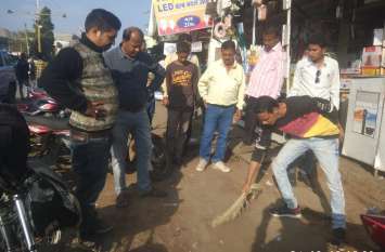 Sweep shopkeepers, remove dirt collected outside shop दुकानदारों से लगवाई झाडू, दुकान के बाहर जमा गंदगी हटवाई