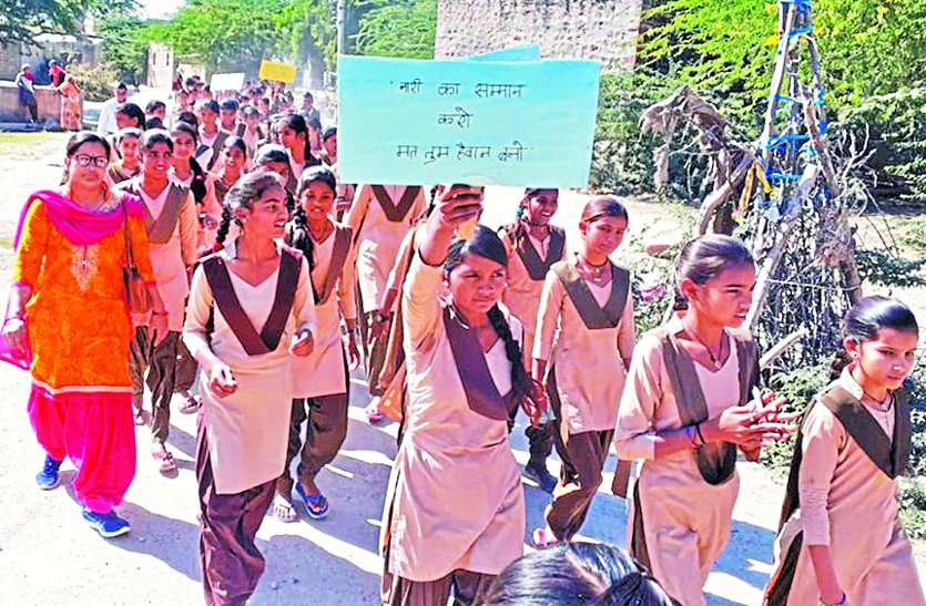 Girl students take out candle march in protest against rape incidents बलात्कार की घटनाओं के विरोध में छात्राओं ने निकाला कैंडल मार्च, जताया आक्रोश