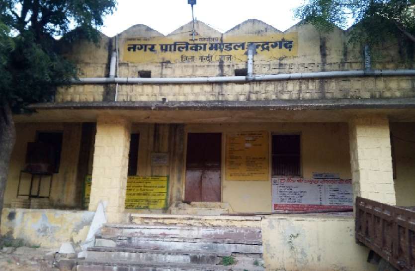 चतुर्थ श्रेणी कर्मचारियों के भरोसे चल रहा नगर पालिका का काम चतुर्थ श्रेणी कर्मचारियों के भरोसे चल रहा नगर पालिका का काम