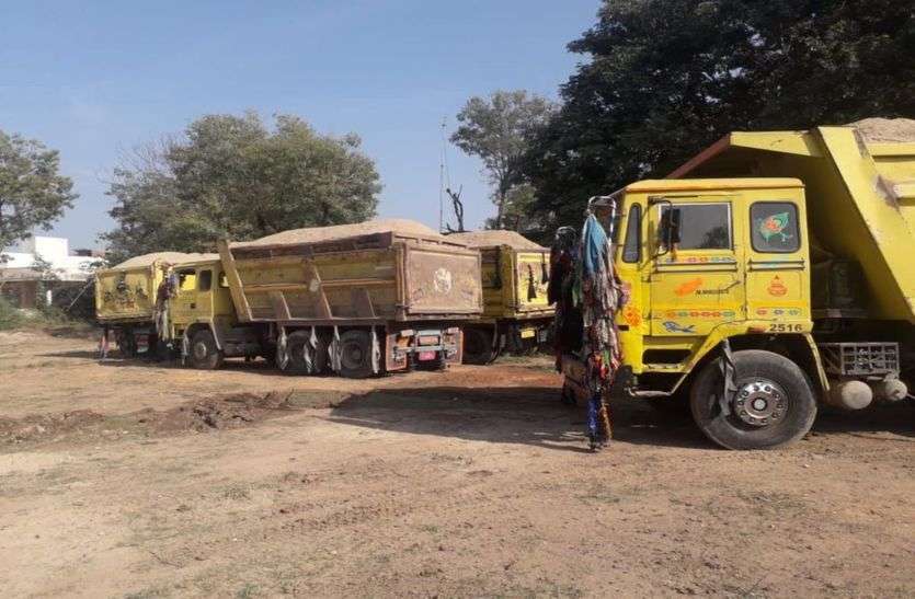 अवैध रूप से ले जा रहे थे बजरी, चार डंपर जब्त, लगेगा आठ लाख का जुर्माना अवैध रूप से ले जा रहे थे बजरी, चार डंपर जब्त, लगेगा आठ लाख का जुर्माना