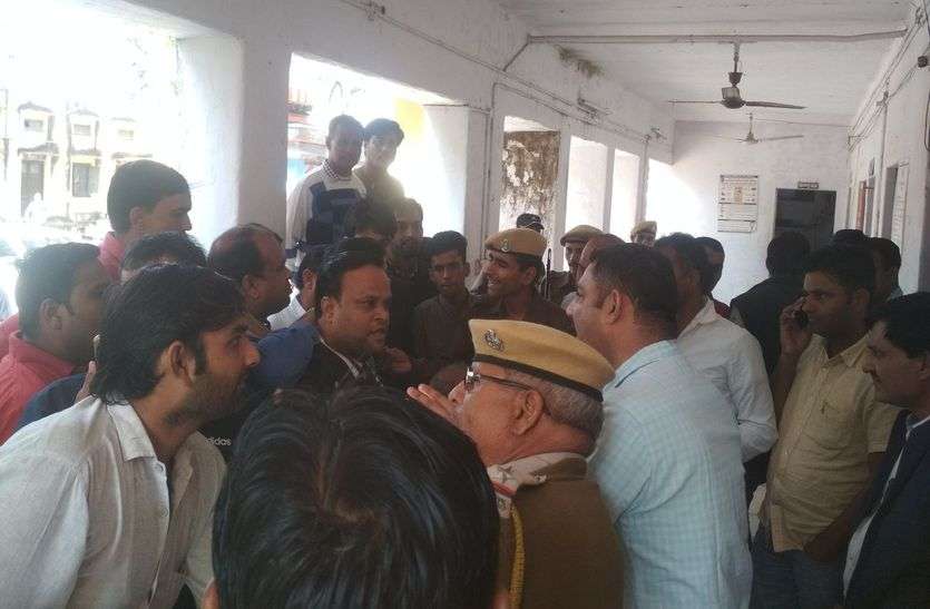 एफएसओ ने मिर्च पाउडर का नमूना डिब्बे में भरा तो व्यापारियों ने वापस खाली कर दिया एफएसओ ने मिर्च पाउडर का नमूना डिब्बे में भरा तो व्यापारियों ने वापस खाली कर दिया