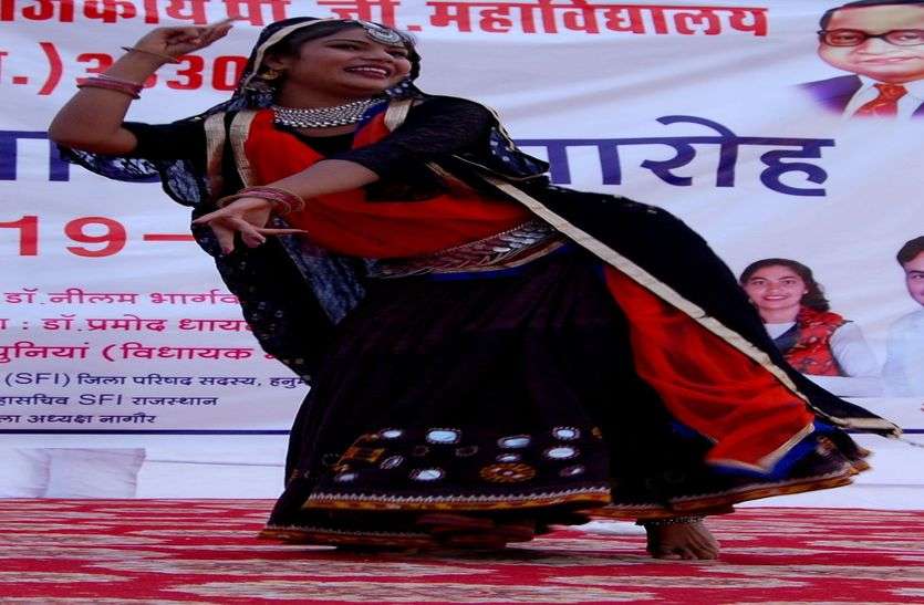 चूंदड़ी जयपुर ते मंगवाई, रै इंडी सोनी की घड़वाई... चूंदड़ी जयपुर ते मंगवाई, रै इंडी सोने की घड़वाई...