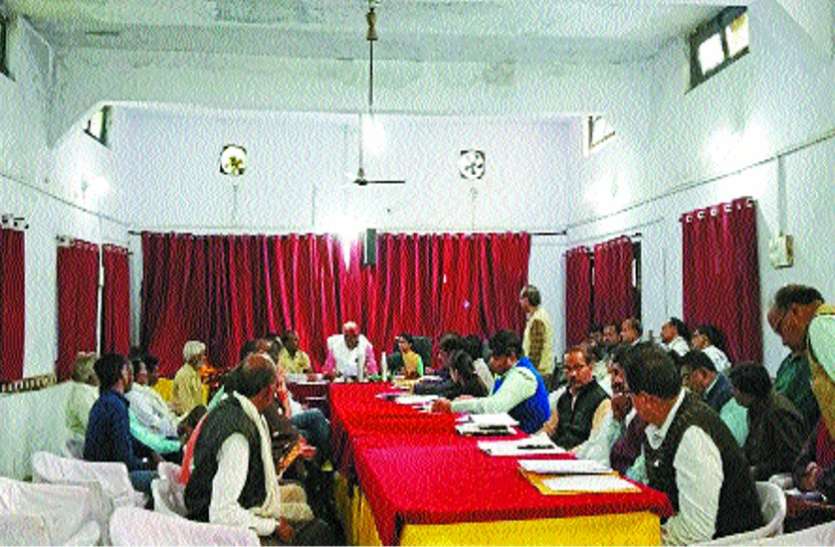 लगातार मिल रहीं थीं शिकायतें, कोताही बरतने पर दो अफसरों को लगाई फटकार लगातार मिल रहीं थीं शिकायतें, कोताही बरतने पर दो अफसरों को लगाई फटकार