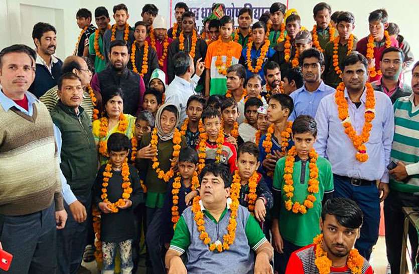 अन्तरराष्ट्रीय दिव्यांग दिवस पर विद्यार्थियों ने दी सांस्कृतिक प्रस्तुतियां, माला पहनाकर किया स्वागत अन्तरराष्ट्रीय दिव्यांग दिवस पर विद्यार्थियों ने दी सांस्कृतिक प्रस्तुतियां, माला पहनाकर किया स्वागत