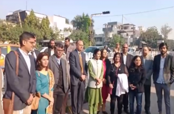 noida dm flagged off mobile medical unit अब HOSPITAL पहुंचेगा मरीज के पास, शुरू हुई यह सुविधा