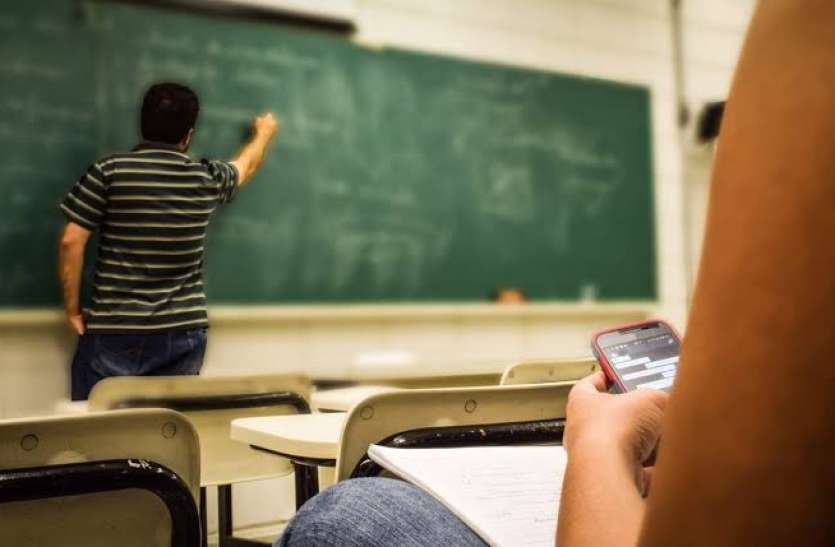 स्कूल से अनुपस्थित रहने पर 10 शिक्षकों की रोकी वेतन वृद्धि स्कूल से अनुपस्थित रहने पर 10 शिक्षकों की रोकी वेतन वृद्धि