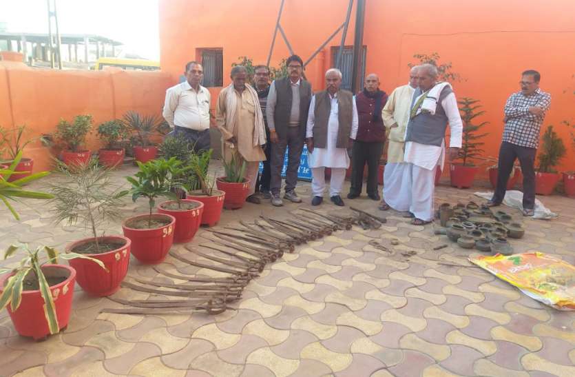 मंदिर के पास मिलीं दो दर्जन से अधिक प्राचीन तलवारें व बर्तन, जांच शुरू मंदिर के पास मिलीं दो दर्जन से अधिक प्राचीन तलवारें व बर्तन, जांच शुरू