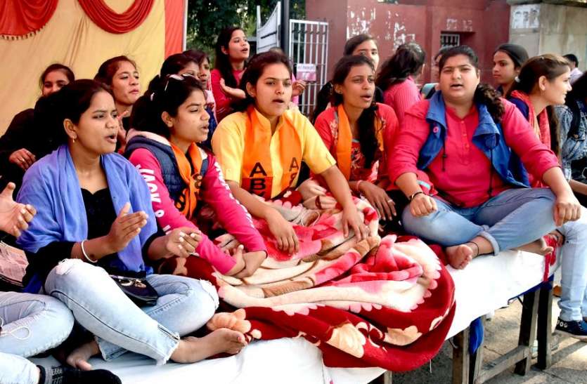 girls protest against college administration बेटियों की आवाज नहीं सुन रही 'सरकार'
