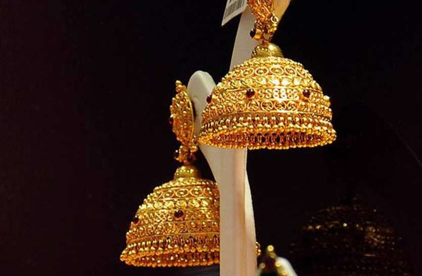 Gold jumped to a one-month high of Rs 525, silver jumped Rs 800 525 रुपए उछलकर एक महीने के उच्चतम स्तर पर पहुंचा सोना, चांदी ने लगाई 800 रुपए की छलांग