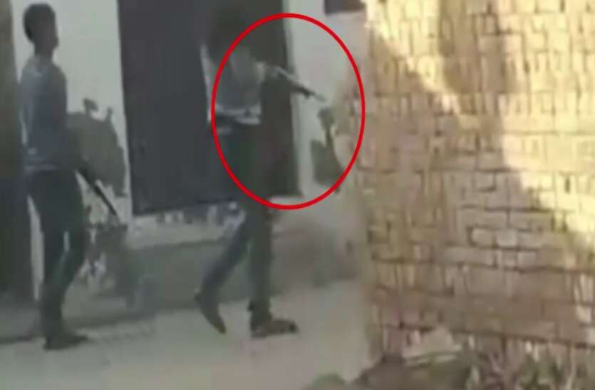 goli.jpg गलत काम करने से रोका तो बेटे ने मां, बहन और भाई पर चला दी गोली, पुलिस ने किया गिरफ्तार- देखें वीडियो