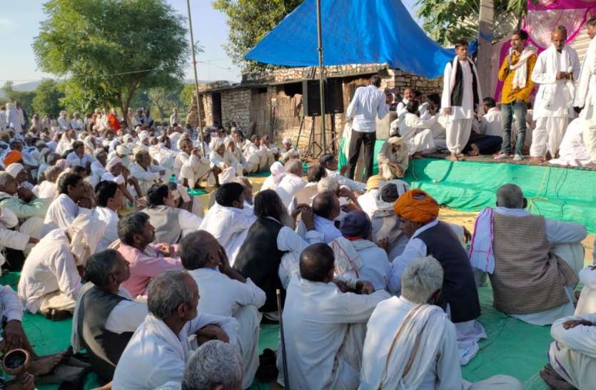धार्मिक रचनाओं पर झूमे श्रोता धार्मिक रचनाओं पर झूमे श्रोता