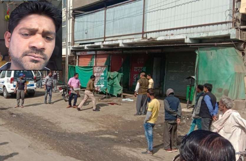 रात में जिसने पीटा था जैसे ही ठेके पर नजर आया नशे में धुत ट्रैक्टर चालक ने पत्थर से कुचलकर मार डाला रात में जिसने पीटा था जैसे ही ठेके पर नजर आया नशे में धुत ट्रैक्टर चालक ने पत्थर से कुचलकर मार डाला