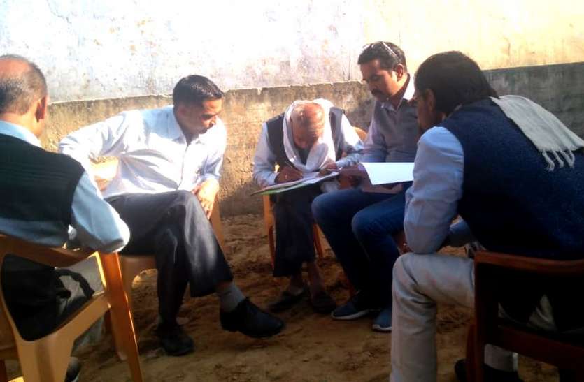 मृतकों और नौकरीपेशाओं के नाम खाद्य सामाग्री वितरण का मामला राशन के वितरण में गड़बड़, कटकड़ पहुंचा जांच दल