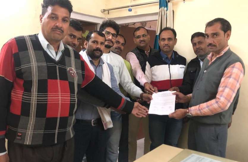 ज्ञापन सौंप समस्याओं के निराकरण की मांग मांगों को लेकर ग्राम विकास अधिकारियों ने पंचायत समिति में किया प्रदर्शन