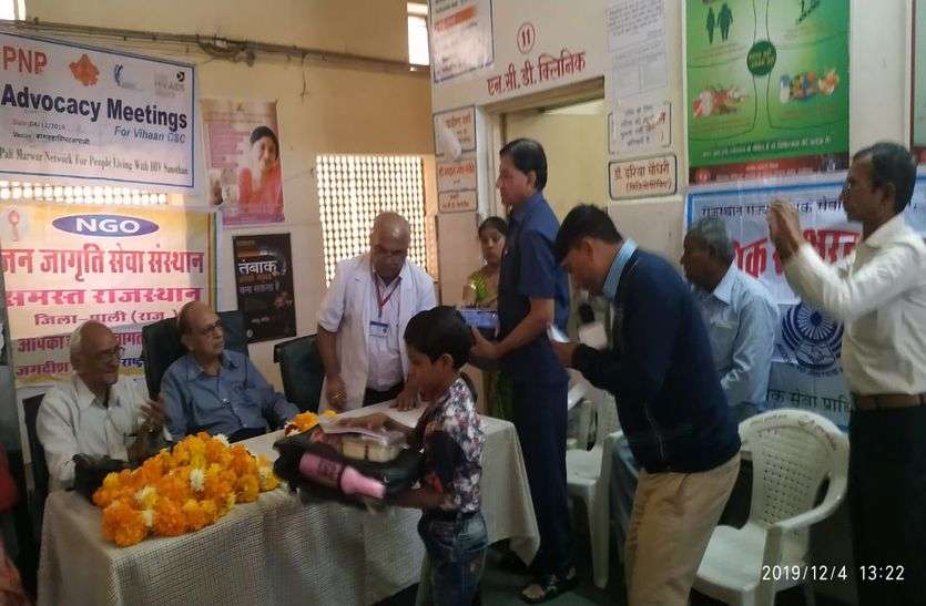 पाठ्य पुस्तकें पाकर खिले बच्चों के चेहरे पाठ्य पुस्तकें पाकर खिले बच्चों के चेहरे