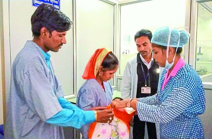 मासूम बच्ची मां की मौत के बाद झूलती रही नर्मदा के पालने में मासूम बच्ची मां की मौत के बाद झूलती रही नर्मदा के पालने में