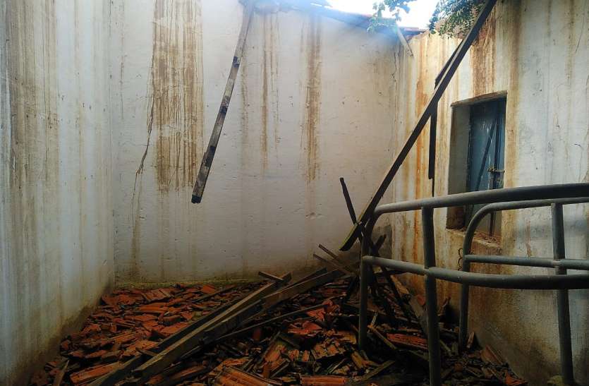 स्कूल भवन की छत भरभरा कर गिरी स्कूल भवन की छत भरभरा कर गिरी