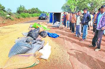 ratlam news लोडिंग पलटी, दो की मौत, पांच गंभीर घायल